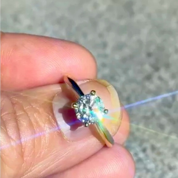 Pre-owned Natural engagement ring. 5.5 size. - Picture 4 of 9